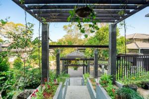 un jardín con pérgola con plantas en The Mountain Courtyard Thekkady, en Thekkady