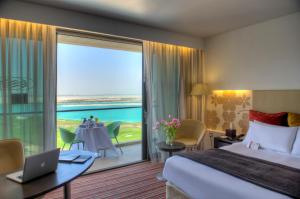 พื้นที่นั่งเล่นของ Crowne Plaza Yas Island, an IHG Hotel