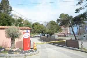 un letrero al lado de una carretera al lado de un edificio en Hotel Fiesa, en Piran