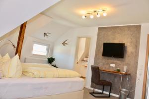 A bed or beds in a room at Pension Alscher Garni