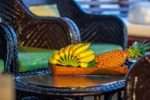 una ciotola di banane e un ananas sul tavolo di Marvel Cruise a Alleppey