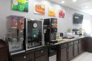 una cocina con 2 cafeteras en una encimera en Quality Inn & Suites, en Cincinnati