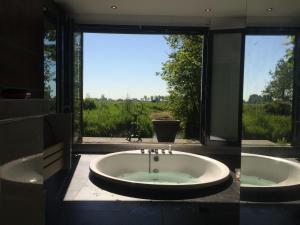 Foto da galeria de Bungalow Haarlem Amsterdam with jacuzzi em Vijfhuizen