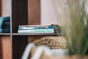 un par de libros sentados en un estante en Inselresort Wilhelmstein, en Steinhude