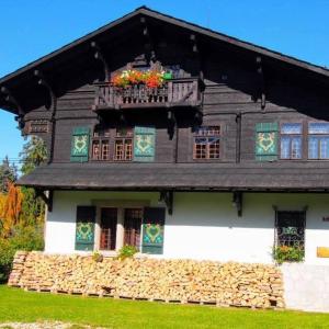 una casa con balcone fiorito di Apartman Forstamt Glatzen Kladska a Mariánské Lázně