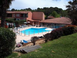 una grande piscina di fronte a una casa di Lalbatros a Mouans-Sartoux