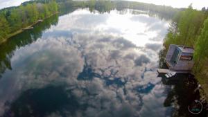 una vista aerea di un lago con nuvole in acqua di TonyResort a Trakai