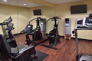 una palestra con diversi tapis roulant ed ellittiche di Hawthorn Extended Stay by Wyndham Oak Creek a Milwaukee