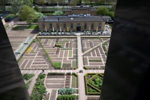 Garden sa labas ng Villa Augustus