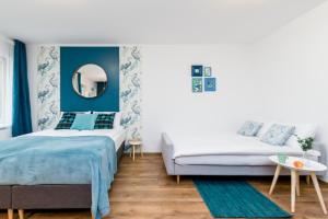 Cama ou camas em um quarto em Sleepway Apartments - Blue Dream