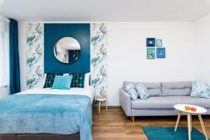 Cama ou camas em um quarto em Sleepway Apartments - Blue Dream