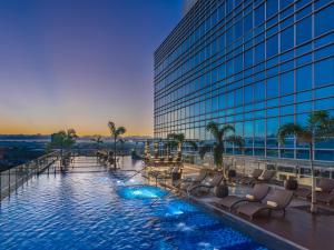 A piscina localizada em Richmonde Hotel Iloilo ou nos arredores