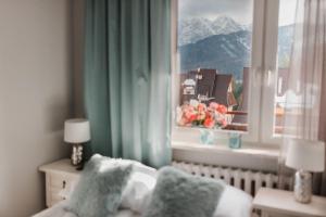 - une chambre avec une fenêtre offrant une vue sur la montagne dans l'établissement Apartament Rodzinny, à Kościelisko