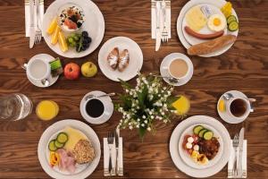 Makanan di atau di tempat lain dekat hotel