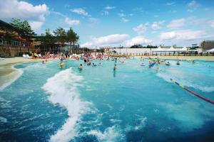 un gruppo di persone che nuotano in piscina di Hanwha Resort Seorak Sorano a Sokcho