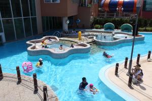 un gruppo di persone in una piscina in un parco acquatico di Hanwha Resort Seorak Sorano a Sokcho