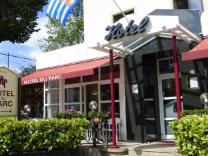 un restaurant avec un panneau à l'avant dans l'établissement Hotel du Parc, à Diekirch