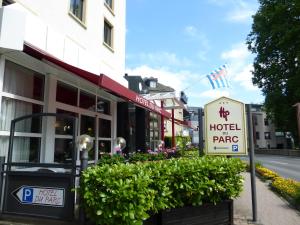 un panneau indiquant la place de l'hôtel devant un bâtiment dans l'établissement Hotel du Parc, à Diekirch