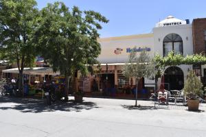 una scena di un negozio in una città di Hostal Virgen del Rosario Cafayate a Cafayate