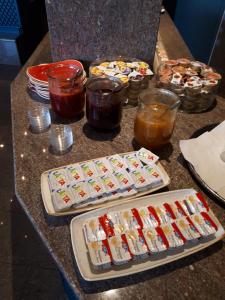 - une table avec des sushis et d'autres aliments dans l'établissement Ascott Hotel & Restaurant, à Rombach