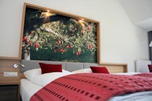 Tempat tidur dalam kamar di Hotel Staribacher Südsteiermark