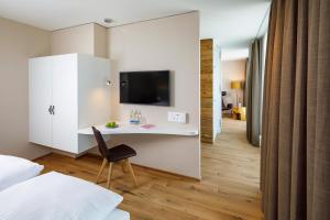 TV i/ili multimedijalni sistem u objektu Hotel Allegra Lodge