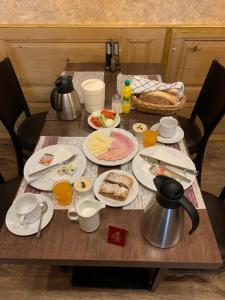 une table en bois avec des assiettes de nourriture dans l'établissement Pension Ulrika, à Loket