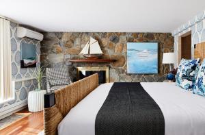 Tempat tidur dalam kamar di The Cliffside Inn