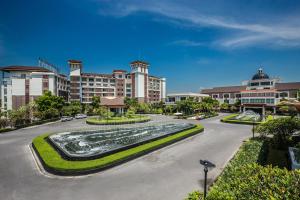 Summit Windmill Golf Suite Hotel at Suvarnabhumi في بانغنا: شارع فيه نافورة وسط المدينة