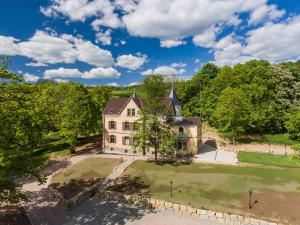 una vista aérea de una antigua mansión con árboles en Villa von Boyneburgk, en Eisenach