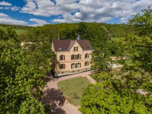 una vista aérea de una casa con árboles en Villa von Boyneburgk, en Eisenach