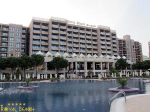 Kolam renang di atau dekat dengan ROYAL BEACH HOTEL apartment