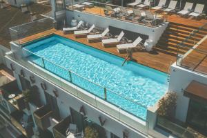 - une vue sur la piscine sur un bateau de croisière dans l'établissement Lagos Avenida Hotel, à Lagos