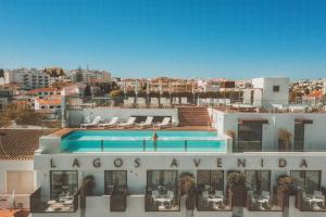 un hôtel avec une piscine au-dessus d'un bâtiment dans l'établissement Lagos Avenida Hotel, à Lagos