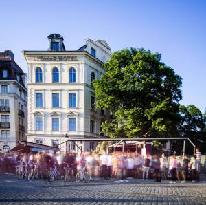 Oaspeți care stau la Lydmar Hotel