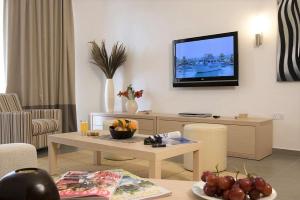 un soggiorno con TV a schermo piatto a parete di Blue Lagoon Kosher Hotel (by Capital Coast Resort & Spa) a Paphos