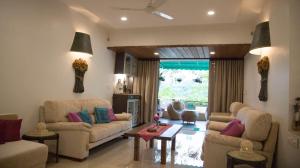 Ruang duduk di Lavasa Luxury Deck Apartment