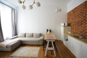 uma sala de estar com um sofá e uma mesa em UNIRII OLD SQUARE APARTMENTS 4 em Timişoara