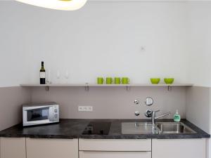 uma cozinha com um lavatório e um micro-ondas em Hotel Karolinger Hof em Lorsch