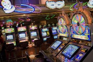 een stel speelautomaten in een casino bij Mardi Gras Hotel & Casino in Las Vegas