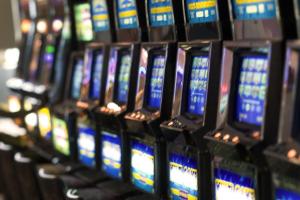 een rij speelautomaten in een casino bij Mardi Gras Hotel & Casino in Las Vegas