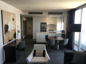 Majoituspaikan Silkari Suites at Chatswood keittiö tai keittotila