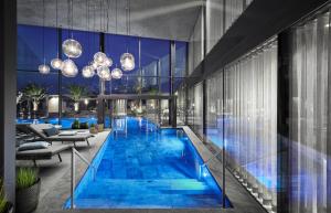 uma piscina com água azul num edifício em Quellenhof Luxury Resort Lazise em Lazise