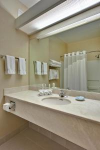 bagno con lavandino e grande specchio di Holiday Inn Express Hotel and Suites - Henderson, an IHG Hotel a Las Vegas