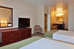 Camera con 2 Letti e TV a schermo piatto di Holiday Inn Express Hotel and Suites - Henderson, an IHG Hotel a Las Vegas