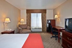 una camera d'albergo con letto, scrivania e TV di Holiday Inn Express Hotel and Suites - Henderson, an IHG Hotel a Las Vegas