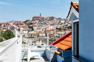 - un balcon offrant une vue sur la ville dans l'établissement JR Studios & Suites I Rius I, à Coimbra