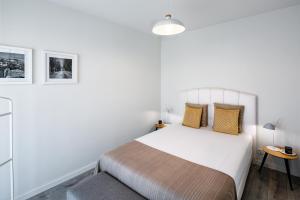 A bed or beds in a room at JR Studios & Suites I Rius I