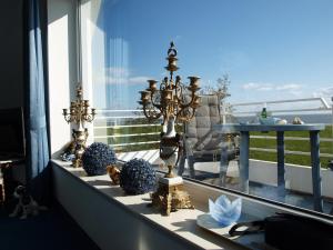 einen Balkon mit einem Tisch und Meerblick in der Unterkunft Haus am Meer in Cuxhaven