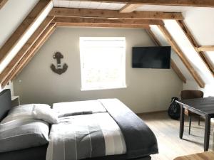 um quarto com uma cama grande e uma janela em Lagune No1 em Büsum